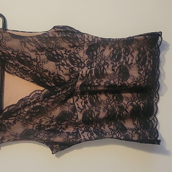 Caché Lace Top - Picture 5 of 7